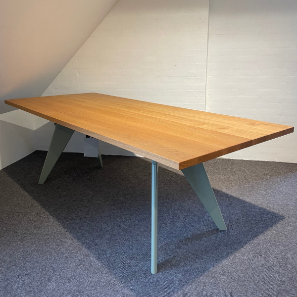 EM Table | Spisebord | Vitra