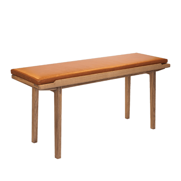 KA60 egetræs bænk med Cognac hynde fra Kath & Andersen