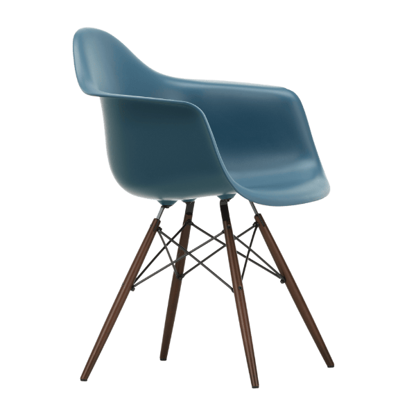 Eames Plastic Armchair RE DAW i mørkbejdset ahorn og farven sea blue