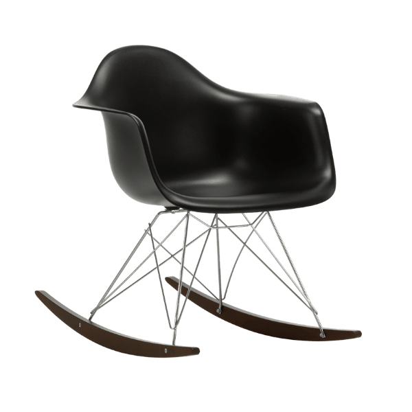Eames plastic armchair RE RAR i mørk ahorn/krom og i farven deep black