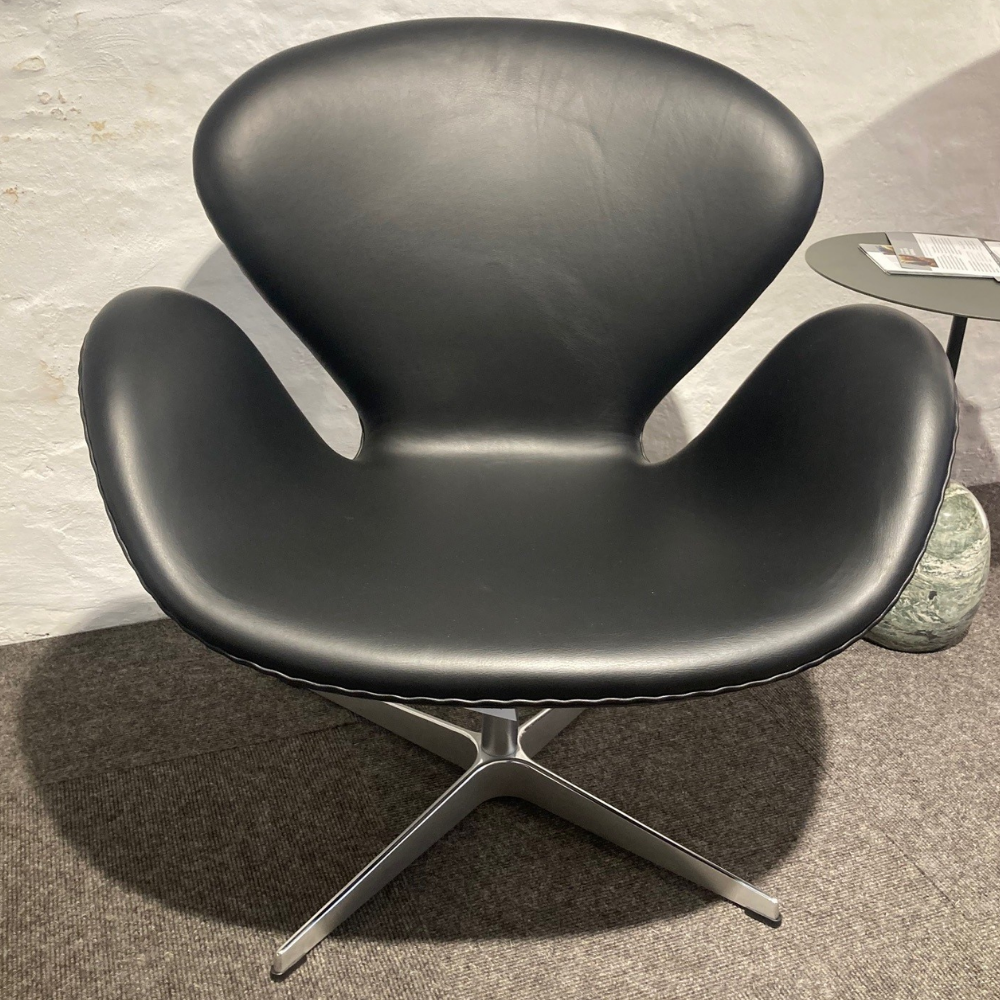 Svanen loungestol | Sort Essential læder | Arne Jacobsen
