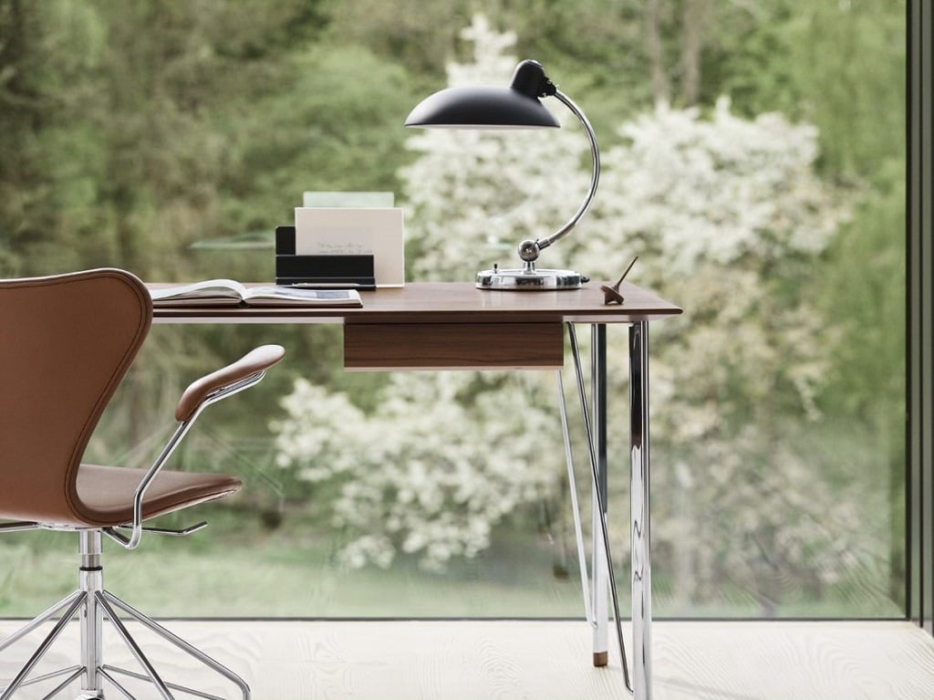 FH3605™ Skrivebord i lakeret valnød og forkromet stål