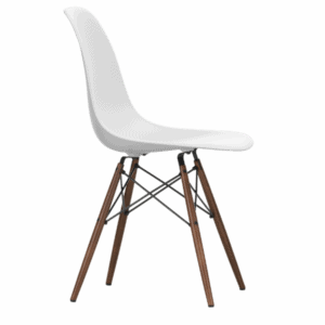 Eames Plastic Side Chair RE DSW i mørkbejdset ahorn og farven Cotton white