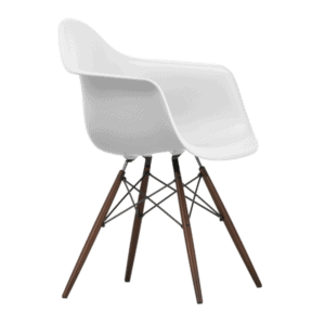Eames Plastic Armchair RE DAW i mørkbejdset ahorn og farven cotton white