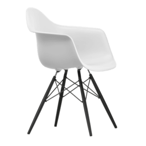 Eames Plastic Armchair RE DAW i sort ahorn og farven cotton white
