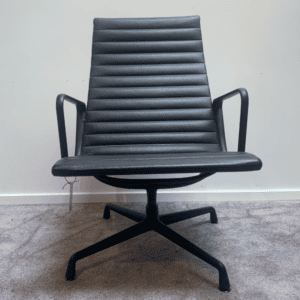 Eames kontorstol i aluminium med sort stel
