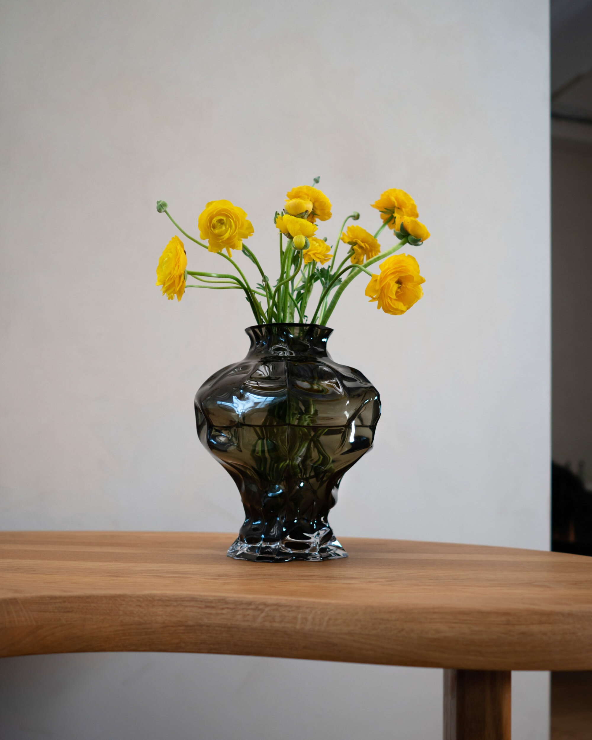 Hein Studio Ammonit vase i smoke med blomster