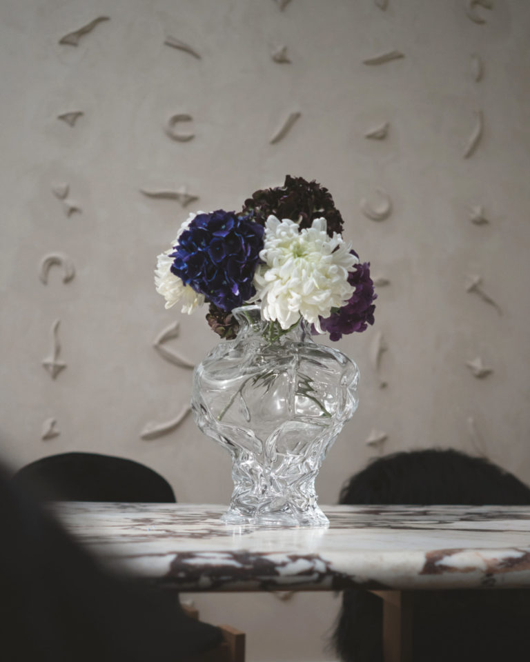 Hein Studio Ammonit vase i clear med blomster