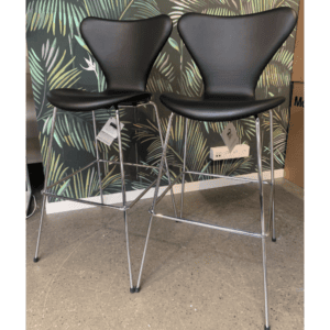 Serie 7™ 3197 høj barstol fuldpolstret sort essential læder - udstillingsmodel
