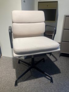 Eames EA231 Sofa pad - justerbar - Dess. Track 02 Light Grey/Creme - Sort stel