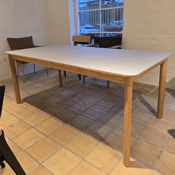 Patch HW1 spisebord | Eg/olieret – Beige Arizona laminat | &Tradition